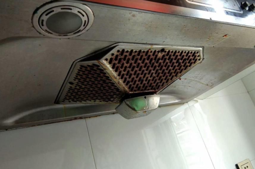 清洁剂|日子过久了才知道,自己清洗油烟机有窍门,一喷一擦就能搞定