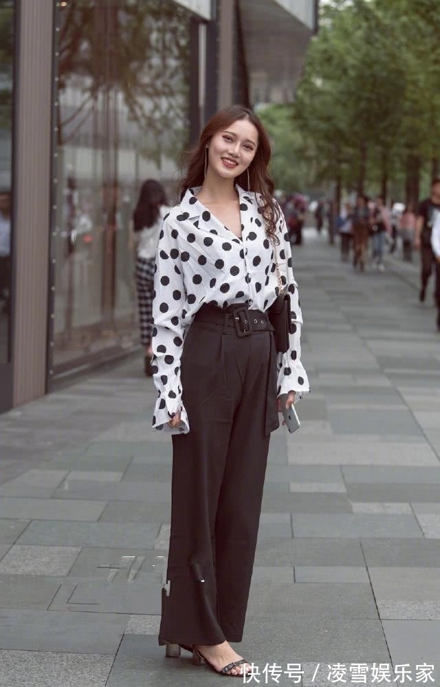 搭配|美女搭配简洁的连衣裙美丽大方,打造出窈窕身材