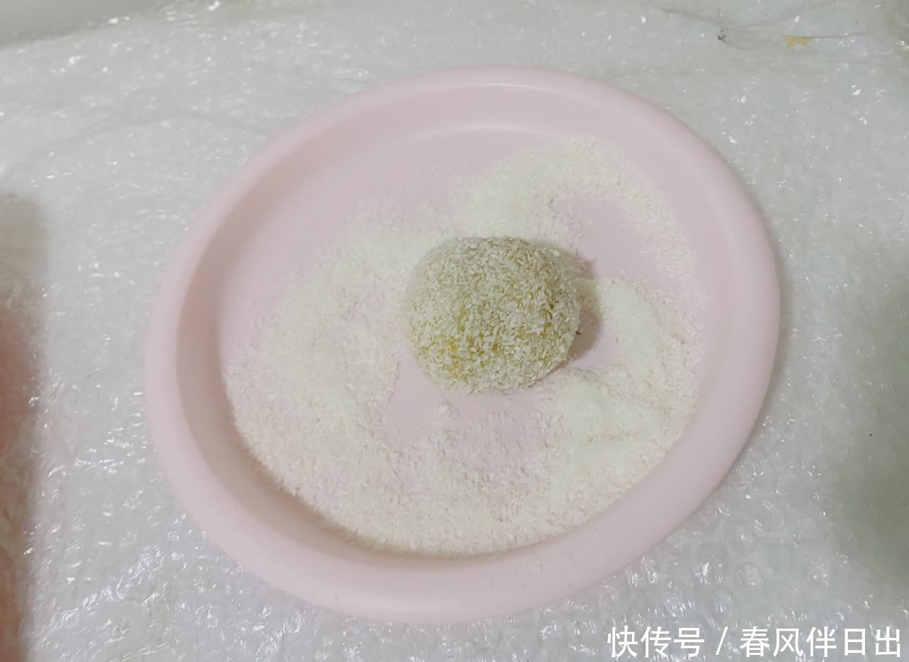 芒果别直接吃，换一种做法，做成香甜软糯的小甜品，入口就爱上了