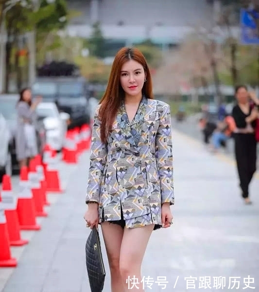 都市街头的靓装美女,大方得体的装扮尽显青春活力