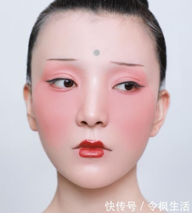 女子$中唐时期女子的妆容是怎样的很多人觉得“丑”,但我觉得很美