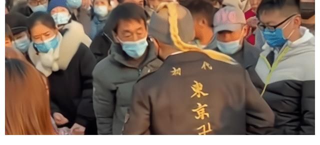 玄武湖|一男子身穿日漫服饰在南京玄武湖闲逛被批不妥，网友评论两极分化