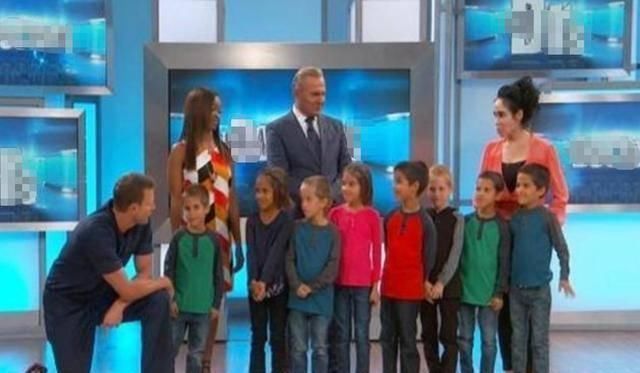 生下|超级妈妈生下6胎后又怀8胞胎,10年生下14个娃,如今过得咋样