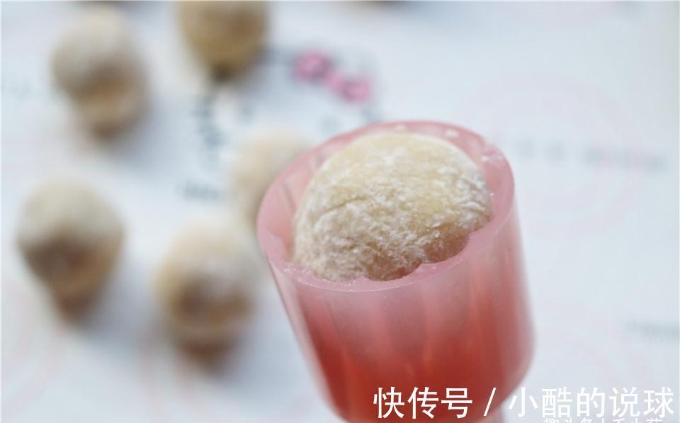 咬掉|烤了一盘黑暗月饼，儿子一口咬掉半个，表情瞬间亮了