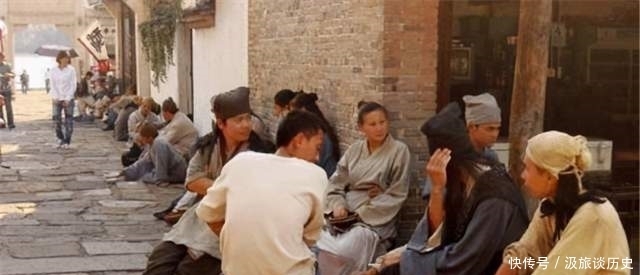 横店20万群演现状:艰难生存度日,大多数是懒惰疯狂的单身汉