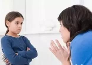 罚站|1岁宝宝犯错被罚站,使眼神向老爸求救,爸爸我也害怕