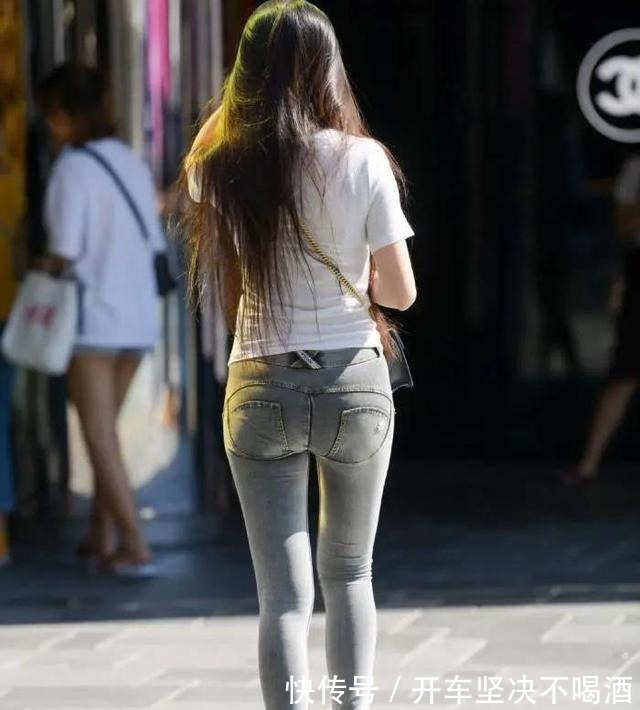 紧身|瘦中有“肉”的牛仔裤美女，展现休闲惬意的感觉，凸显气质
