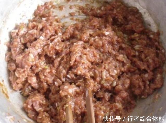 调拌肉馅好吃的秘诀，不用料酒也没腥味，在家也能吃出饭店的味道