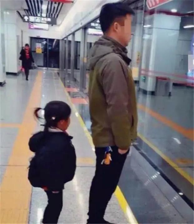 爸爸|地铁上,爸爸带女儿等地铁的照片火了,网友最高级别的炫富