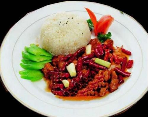  每天精选不同菜肴给大家，摆放好辣子鸡丁，生活需要的是一日三餐吃好