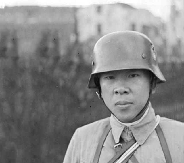 老照片|淞沪战役，国军与日军的老照片，一方紧张备战另一方轻松抽烟