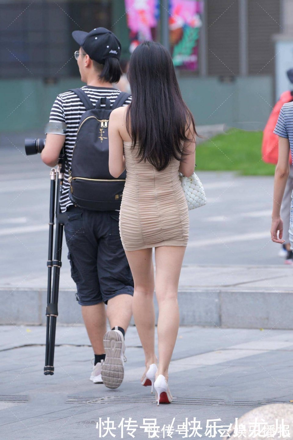 搭配 卡其色修身褶皱裙,这样搭配也太仙了吧,大气又时尚