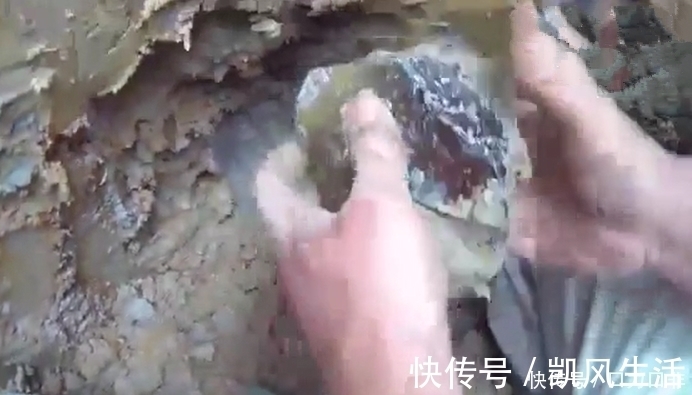 钓鱼|男子野外挖蚯蚓钓鱼，发现一块“黄”石头，令他高兴不已