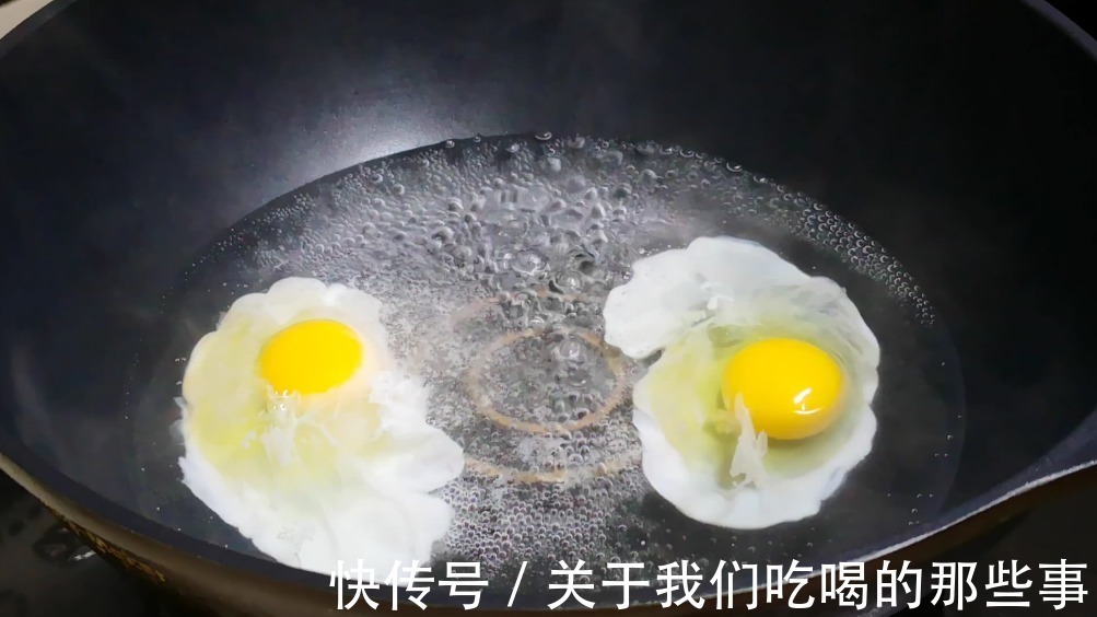 如何煮出完美荷包蛋？分享3种做法，个个圆润光滑，不散花不起沫