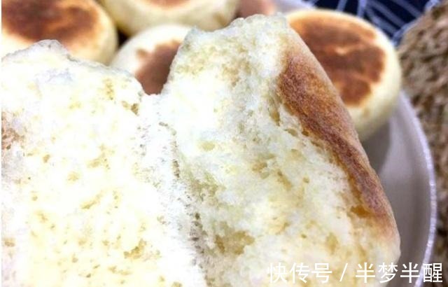 一碗面粉,两个鸡蛋,不用一滴水,5分钟教你做软香的“面包饼”!