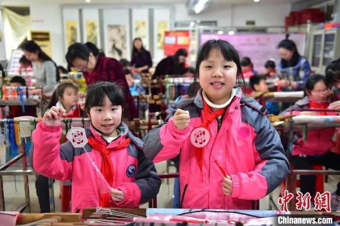 冰墩墩|江西南昌小学生绣制北京冬奥会吉祥物“冰墩墩”