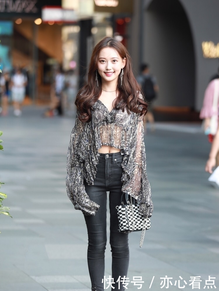 笑容|笑容甜美的小仙女,身穿蕾丝小短衫搭配黑色牛仔裤,美的让人沉醉