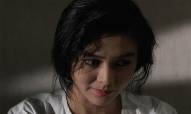 她出身演艺世家，从小就是美人胚子，可在爱情上经历了很多坎坷