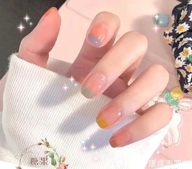 打底|让人心动的5款美甲，温柔又高级！酒红发财美甲真的显手白