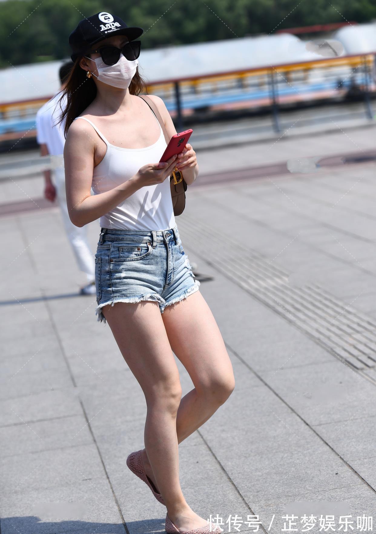 时尚 白色吊带搭配牛仔短裤,简单休闲,时尚感满满