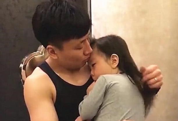 上辈子|“小情人”哭得梨花带雨,爸爸心疼不已,妈妈没法要了!