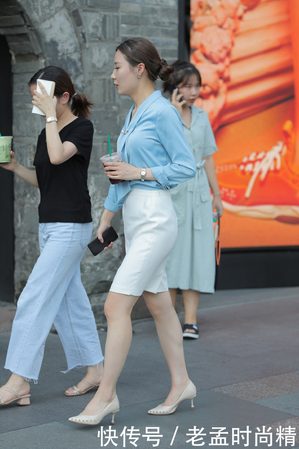 场里|街拍职场里的气质女生,选择简约得体的短裙穿搭,造型更显优雅出众