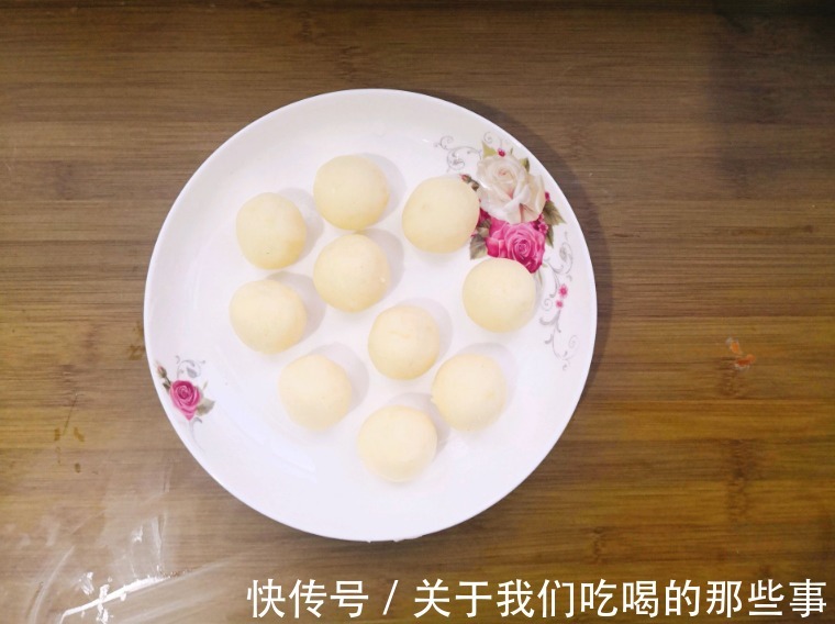 好吃|三伏天,土豆这么做,是菜也是饭,好吃又营养,做法方便,不怕胖