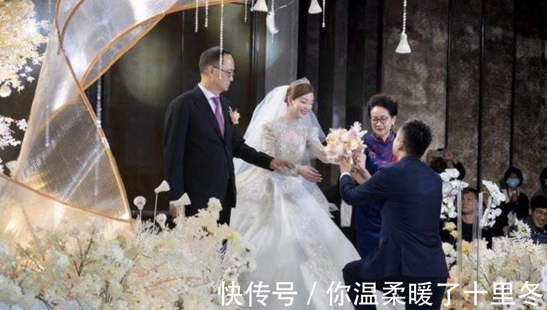 林丹|31岁林丹师弟大婚!新娘穿镂空婚纱美艳,劳斯莱斯+法拉利接亲