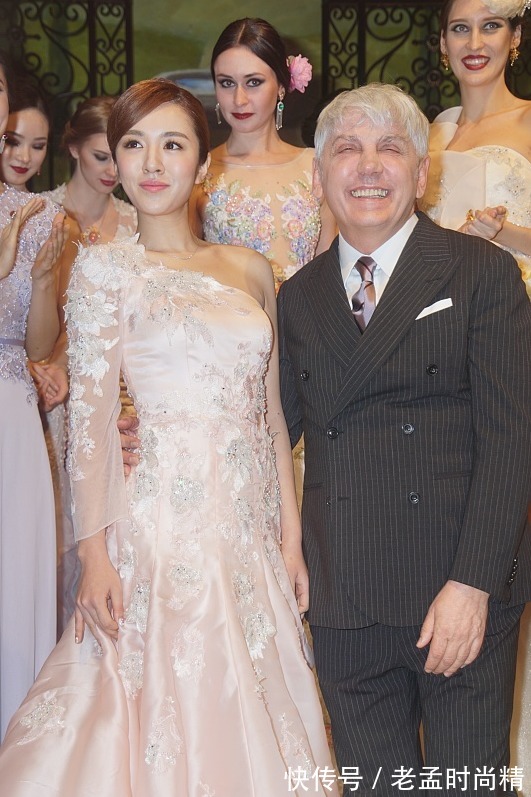 色彩@虽然王晓晨美得不出挑,可身材是真的好,穿刺绣裙又美又有韵味