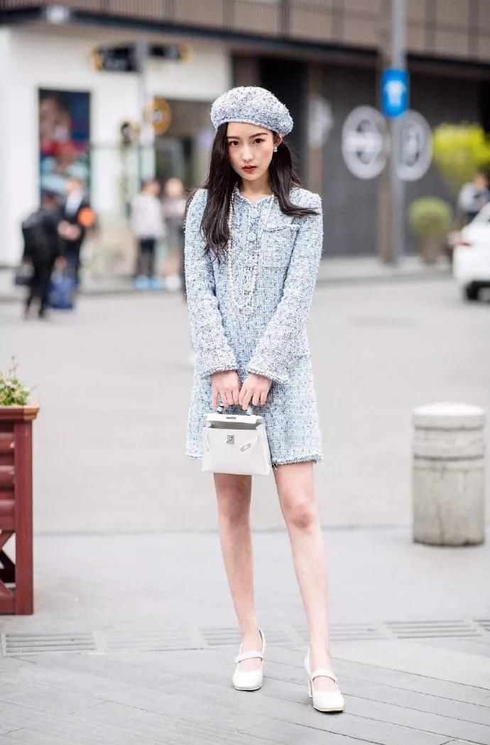 高跟鞋|纯白色的吊带紧身裙,搭配红色高跟鞋,特别显身材