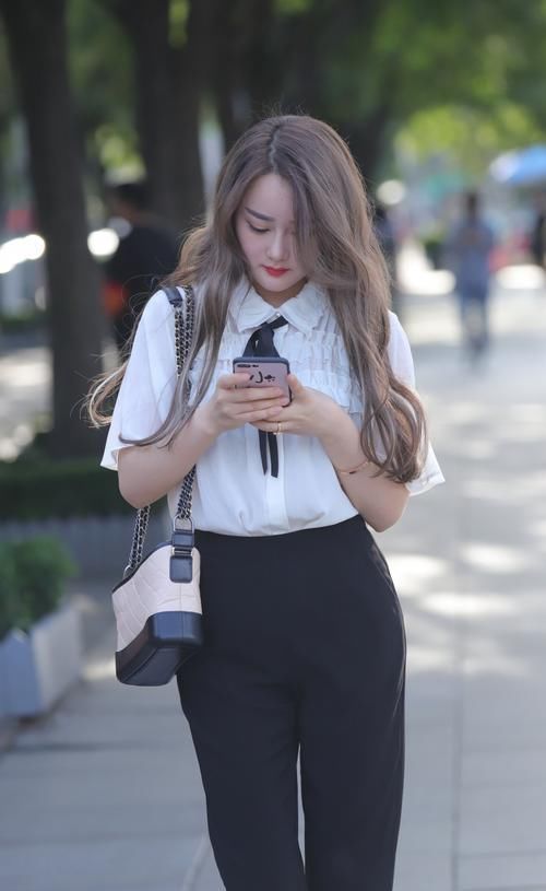 飘飘|街拍邂逅一位小姐姐,她皮肤白皙,气质可人,长发飘飘身上留香