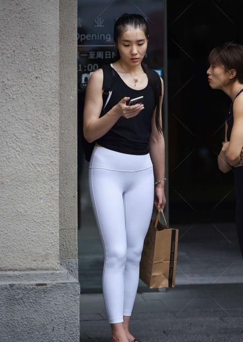 黑白|黑色上衣白系瑜伽裤的组合,简约穿搭里,轻松展现时尚气质