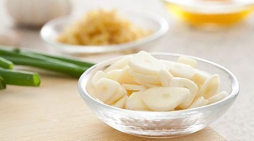 大蒜|一瓣大蒜顶10贴膏药，治疗膝盖疼效果惊人，家有膝盖疼的要存!