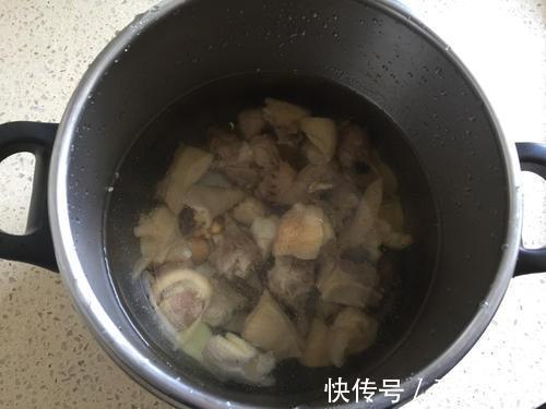 土豆皮 土豆皮、生姜煮水洗头发，白头立即变黑告诉你最靠谱的染发方法