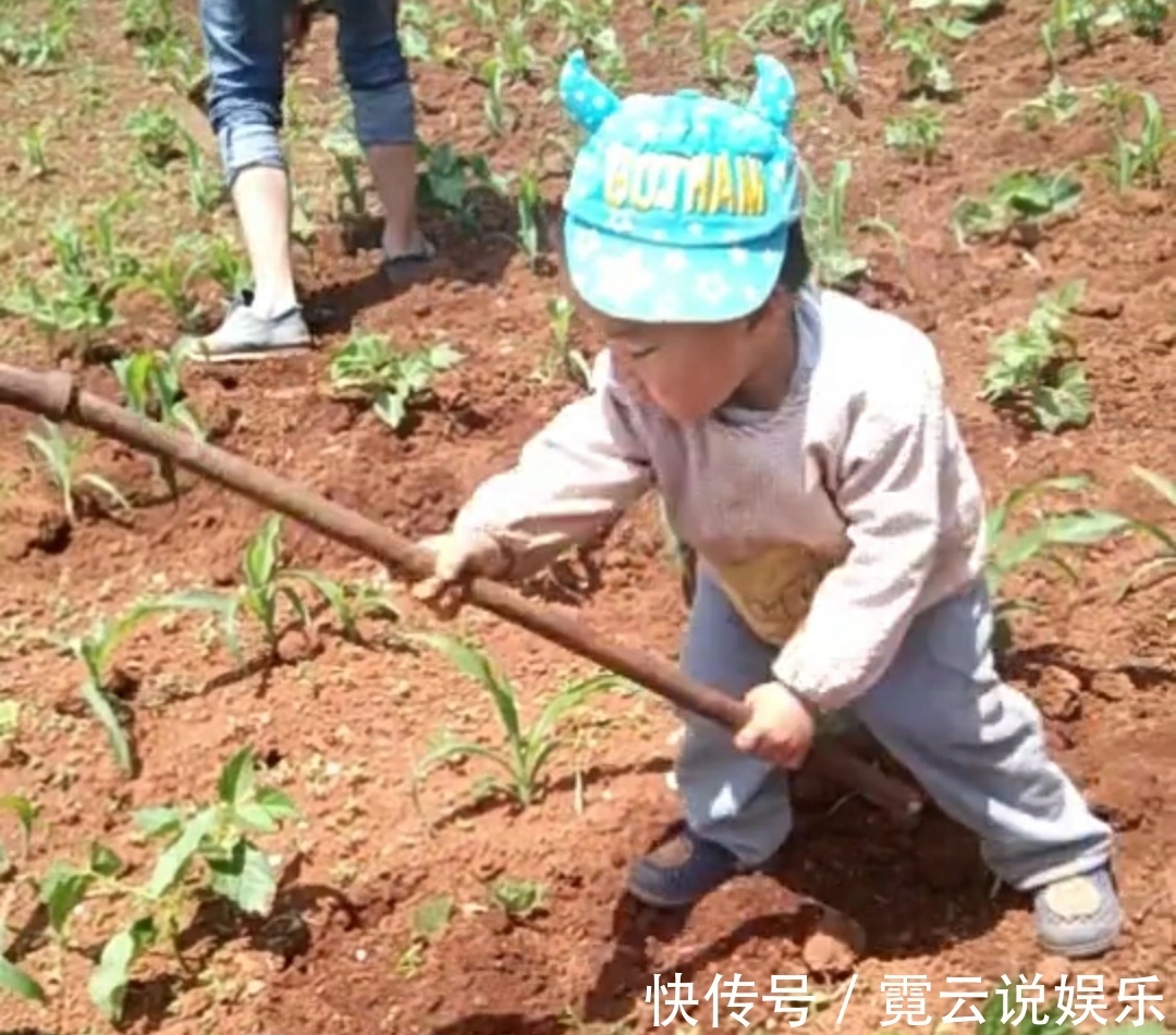 妈妈|妈妈来农村奶奶家接孩子,看到孩子的样子后,笑的合不上嘴