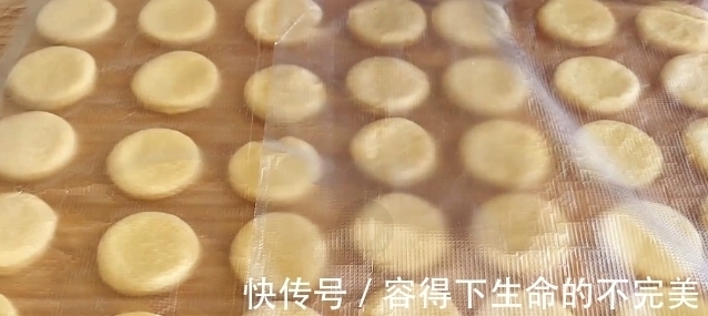 牛奶小饼的“诞生记”，不需要一滴油就能做，美味又营养