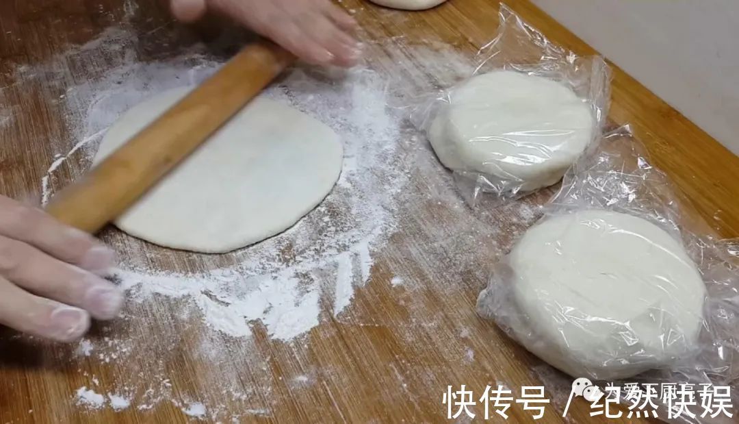 以后鸡蛋饼就这么做,教你简单做法,个个鼓大泡,一次成功不失败