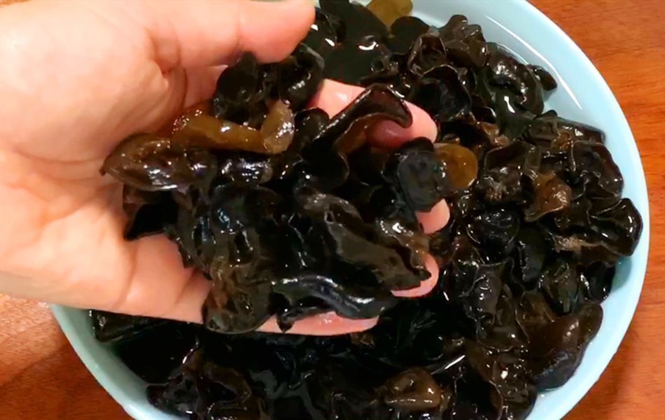 泡木耳|木耳千万不能用清水洗,等于吃虫卵,教你1个妙招,脏东西全跑光