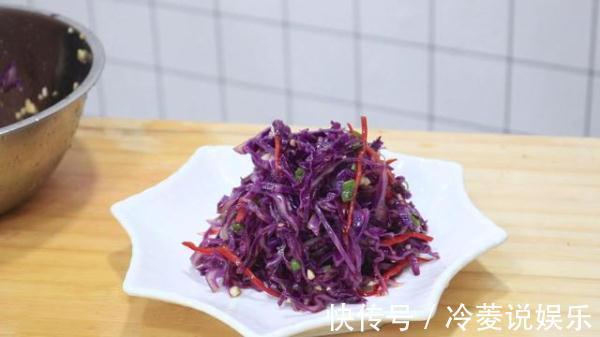 厨师长|饭店的凉拌紫甘蓝为啥好吃,看了厨师长的操作,自己做零失败
