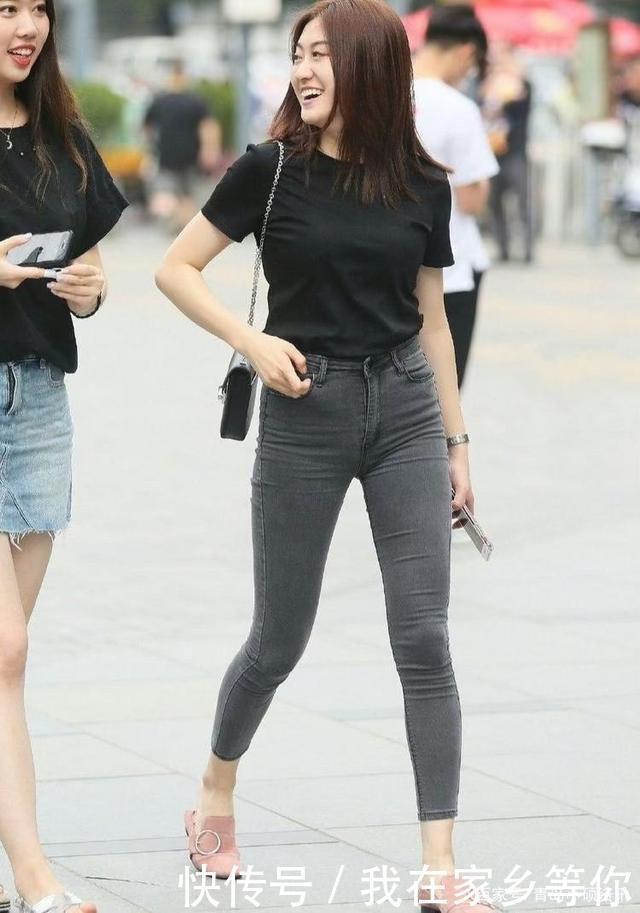 牛仔裤|#时尚百搭#街道美女黑色上衣短袖搭配灰色紧身牛仔裤