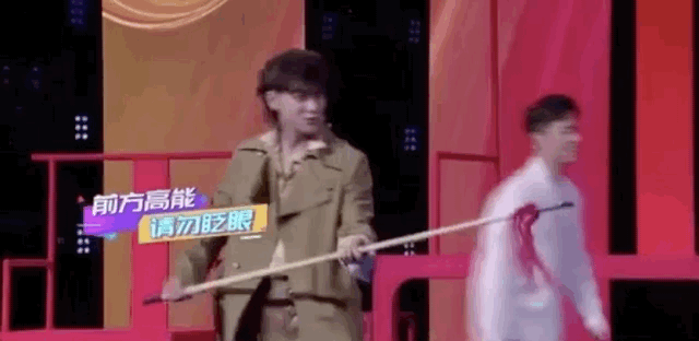 《上线吧!华彩少年》中黄子韬示范枪术,并表示武术精神得有