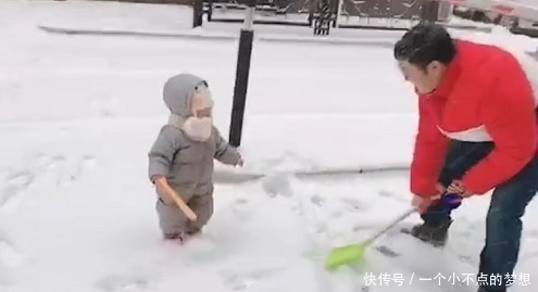 铲子|奶爸“以大欺小”式带娃玩雪火了,娃这个糟老头子坏得很