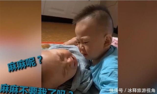 感同身受|小舅舅睡醒找妈妈刚要哭,小外甥感同身受,眼含热泪用婴语安抚