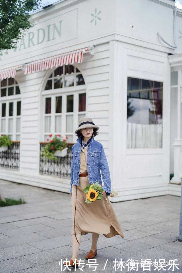 女人50岁以后,早秋少穿运动鞋,瞧三木妈妈这样穿,优雅显气质