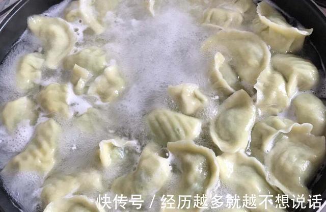 煮饺子时到底“盖不盖”锅盖，很多人做错了，难怪破皮还粘锅！