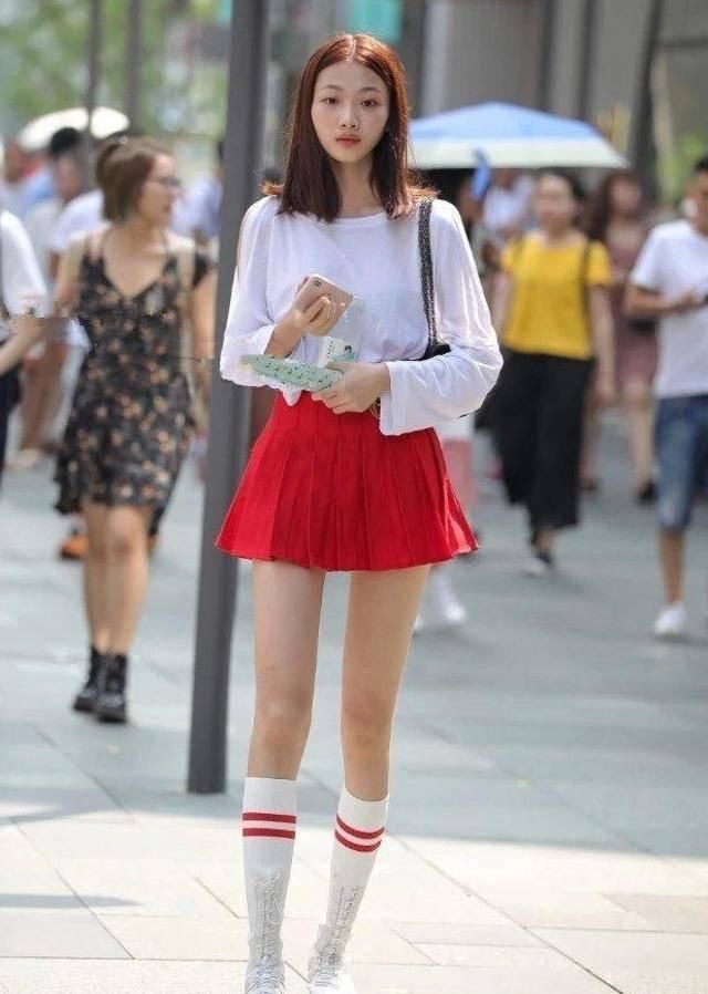 路人街拍，美女搭配绿色的连体裤简洁美观，穿起来超级有魅力