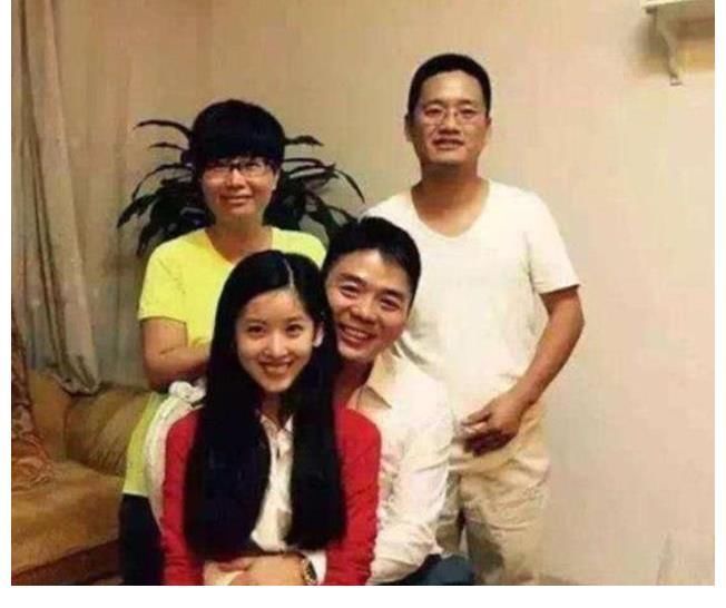 刻录机|看看刘强东和章泽天的家，地上全是女儿的玩具，真的太接地气了