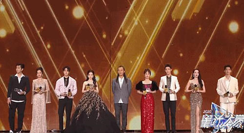 高素质|零互动？肖战王一博台上偷互瞄下台悄悄注视，虾姐表现更显高素质