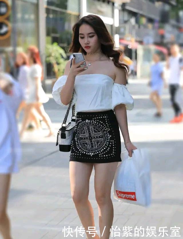 秀丽|秀丽的美女,抹胸衫配黑裙,穿出迷人的美