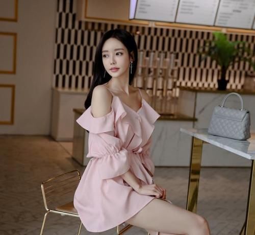  迷人|美女穿搭：粉色吊带裙，温柔迷人，肤色若隐若现